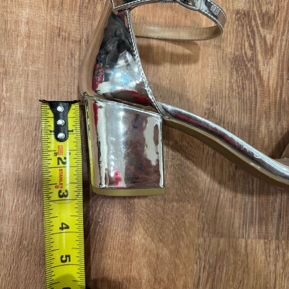 David’s Bridal Silver Block Heel Strappy shoe open toe size 8 - Picture 8 of 8